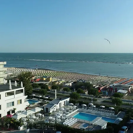Promenade Universale מלון 3*